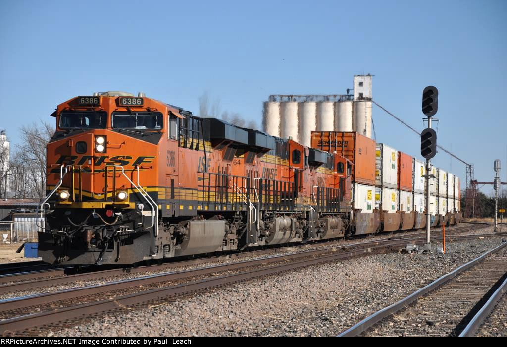 Intermodal comes west around the curve